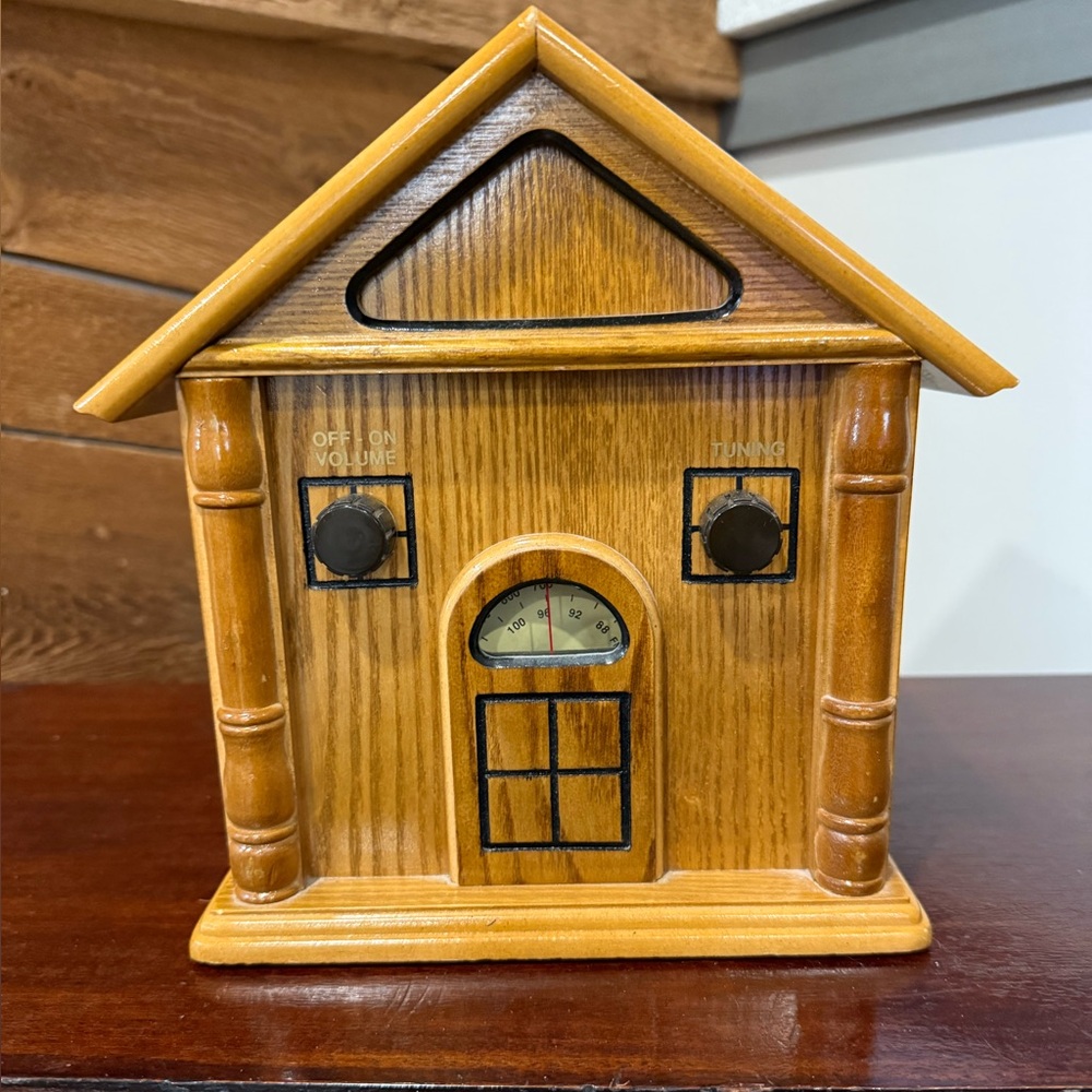 Vintage 1998 Wooden Log Cabin Style House Radio…Works!